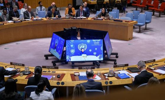 Специальный представитель Генерального секретаря по Афганистану Роза Отунбаева (на экране) проводит брифинг для Совета Безопасности.